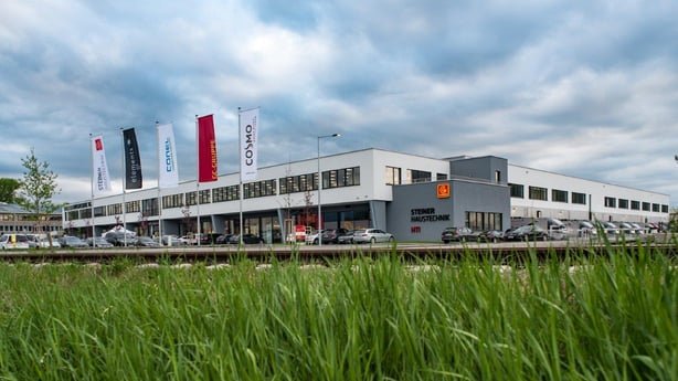 Außenansicht der neuen Unternehmenszentrale von Haustechnik Steiner. Das große, moderne Gebäude wird hocheffizient mit einem Erdsonden-Wärmepumpensystem und Bauteilaktivierung beheizt und gekühlt.