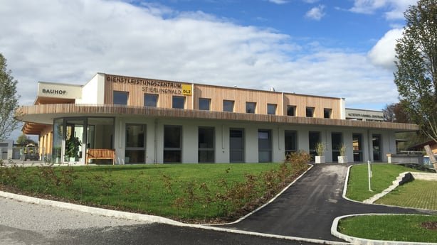 Außenansicht des Dienstleistungszentrums (DLZ) Stierlingwald. Das moderne Plus-Energie-Gebäude mit Holzfassade wird nachhaltig über Solarenergie und Grundwasser versorgt.